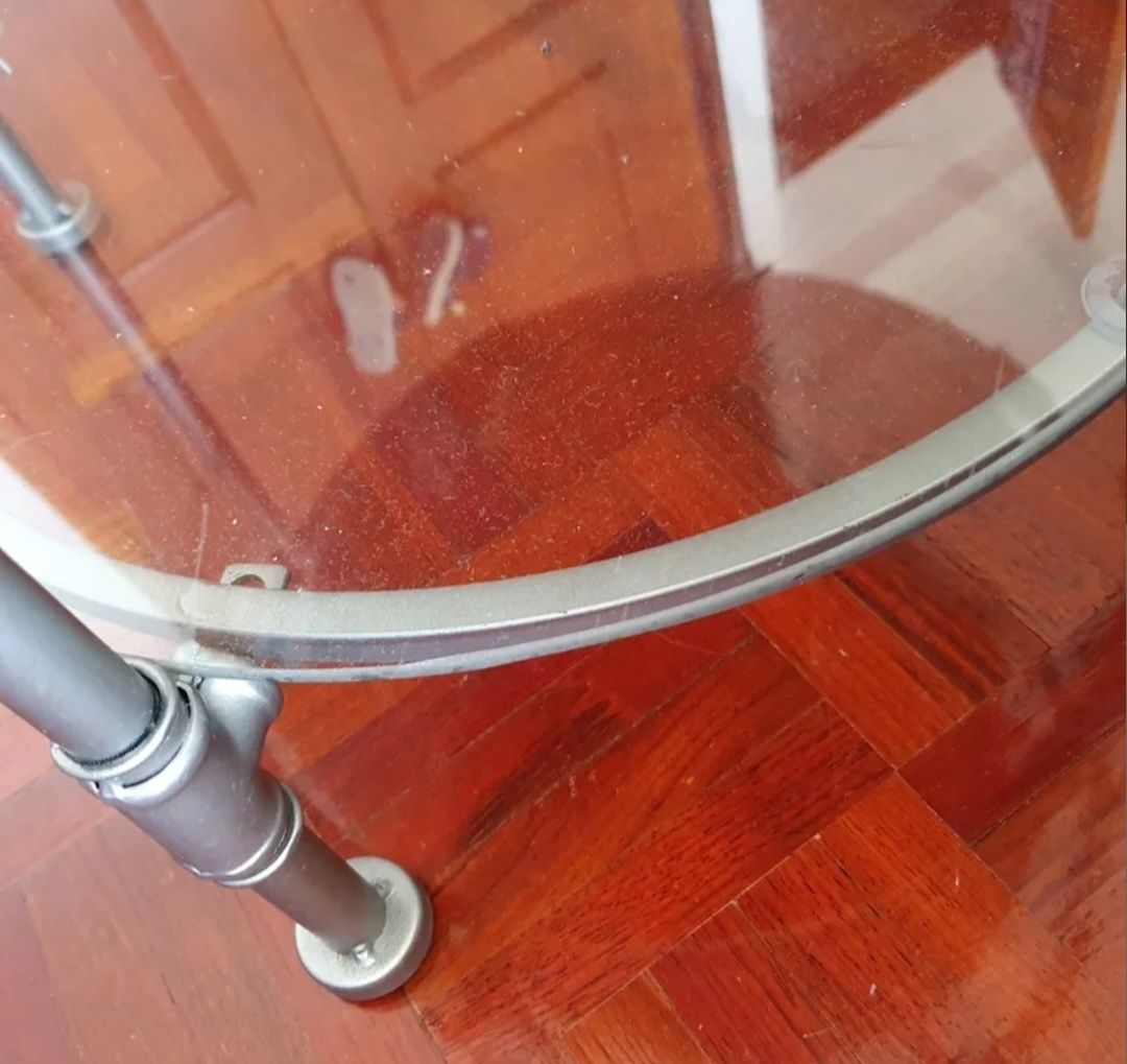 Mesa / relógio em vidro