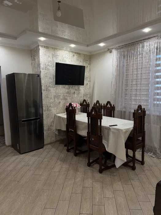 просторий будинок 228 м² з цокольним поверхом та  ділянкою 23 сотки