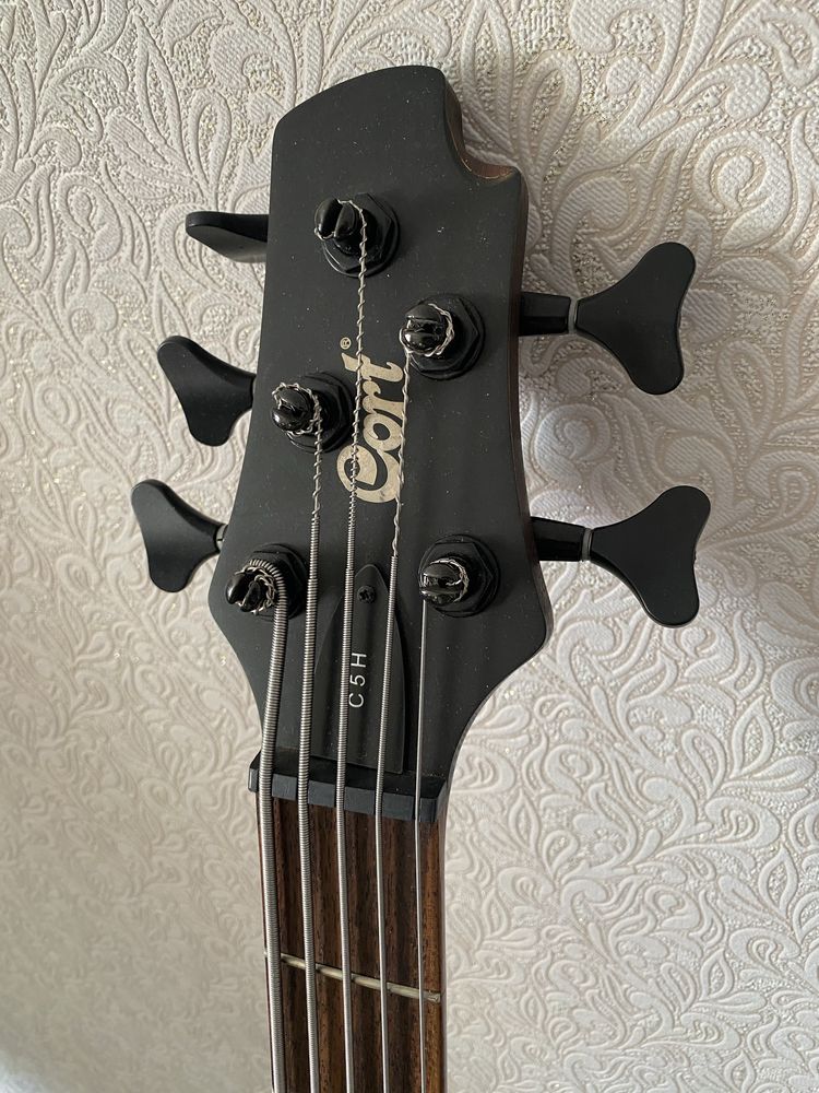 Продам Бас Cort C5H. Актив-пассив. ( не ibanez, не Yamaha)