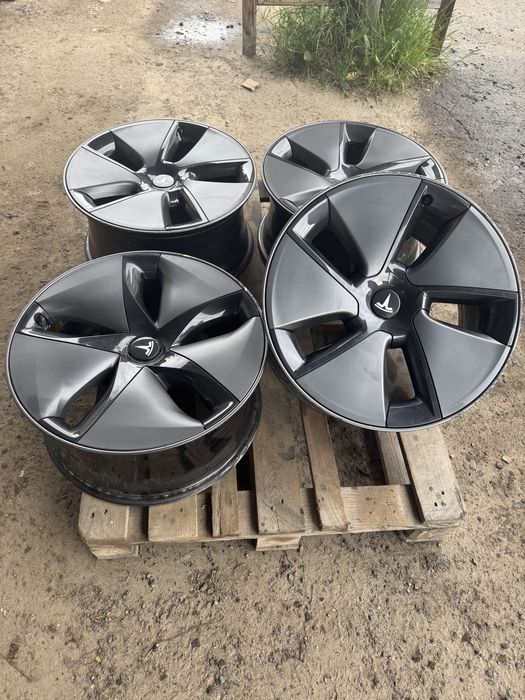 Tesla Model 3 ковпаки оригінал R18