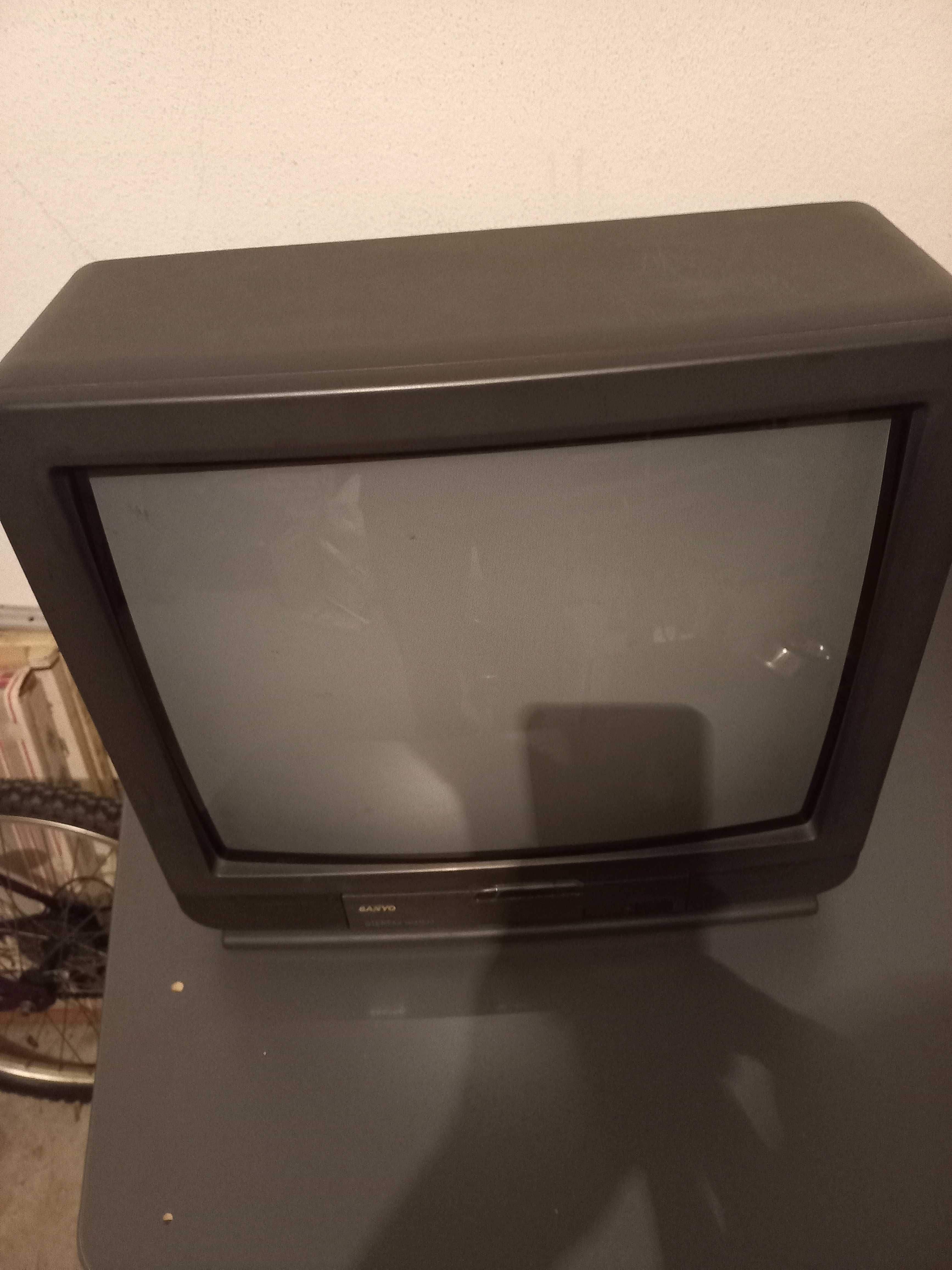 Televisor Sanyo 55 cm com comando