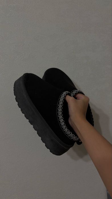 Продам жіночу зимову куртку, угги та ботинки