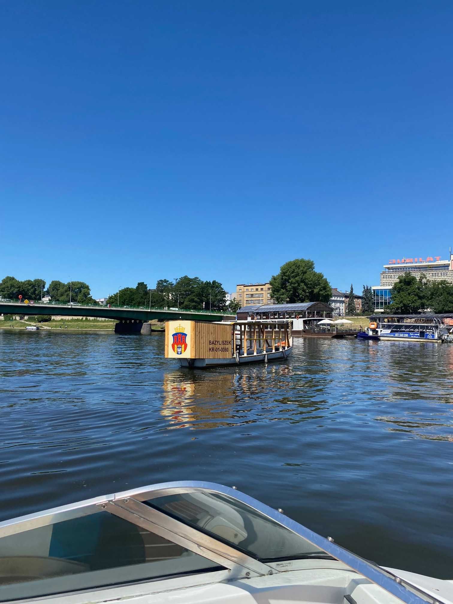 Sprzedam łódź motorową uprawnioną do komercyjnego pływania