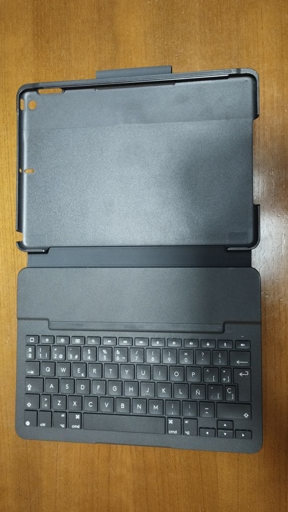 Capa com teclado Slim Folio para iPad - Logitech