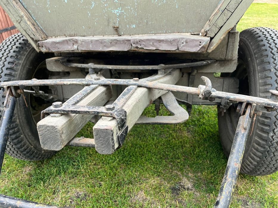 Wóz z zaczepem pod ciągnik