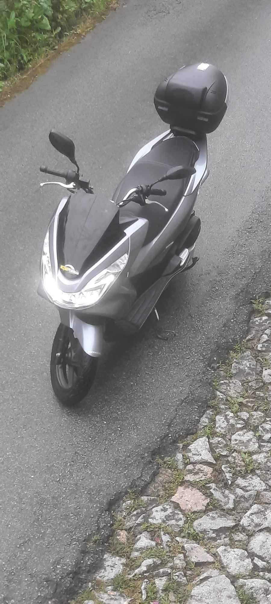 Moto Honda PCX cinza