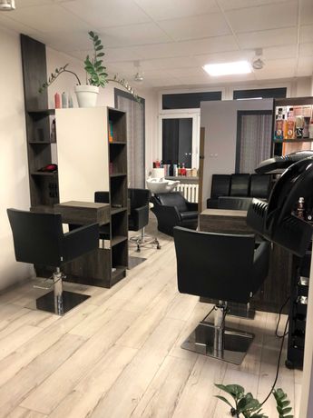 Wyposażony salon fryzjerski Mokre