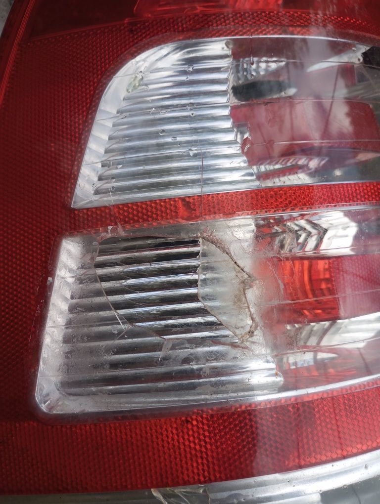 Lampa tylna Zafira B lewa z panelem posiada żarówki i nakrętki