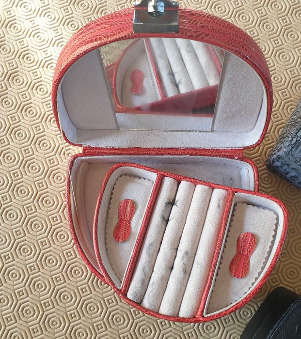 Caixas guarda jóias baratas para desocupar