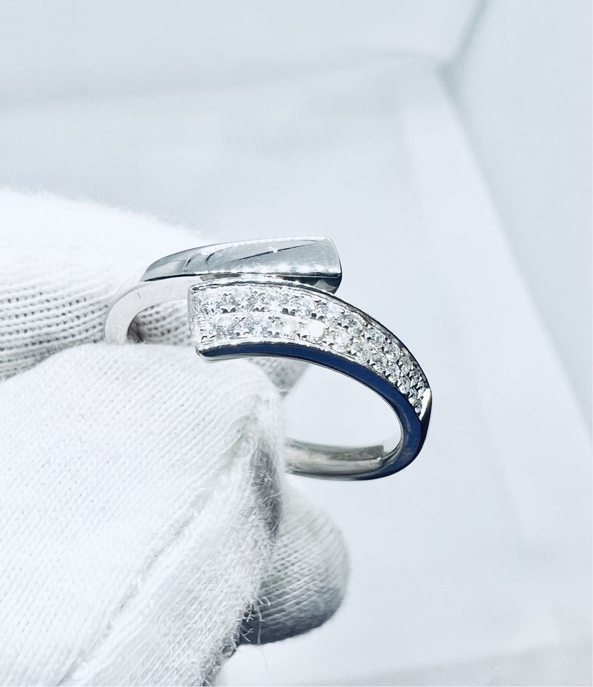 Золотое кольцо с натуральными бриллиантами.