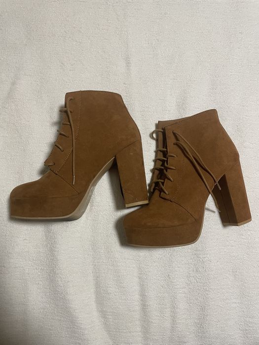 Botas de salto alto castanhas