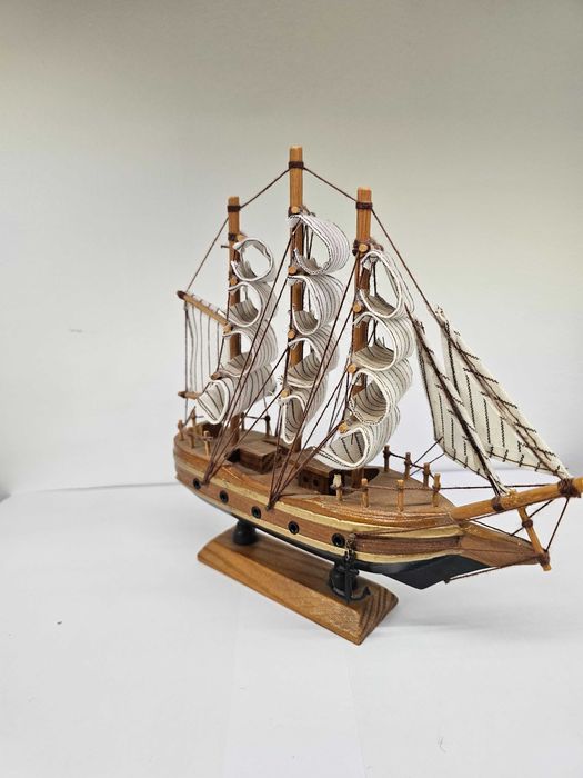Drewniany żaglowiec dekoracyjny
