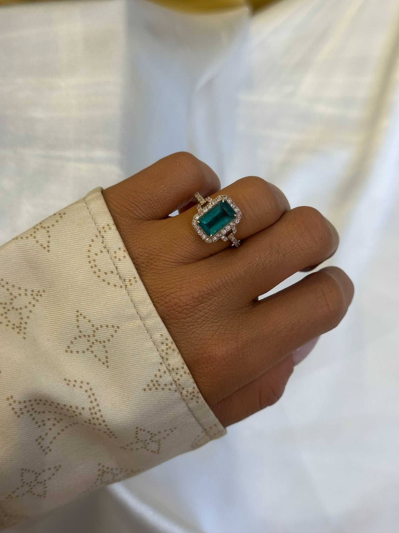Pierścionek z szmaragdem 2.38 CT i diamentami naturalnymi 0.56 CT IGI