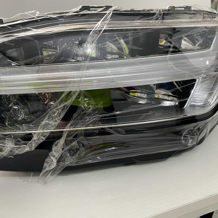 Vendo farol direito e esquerdo para VOLVO XC90 ano 2016 em diante