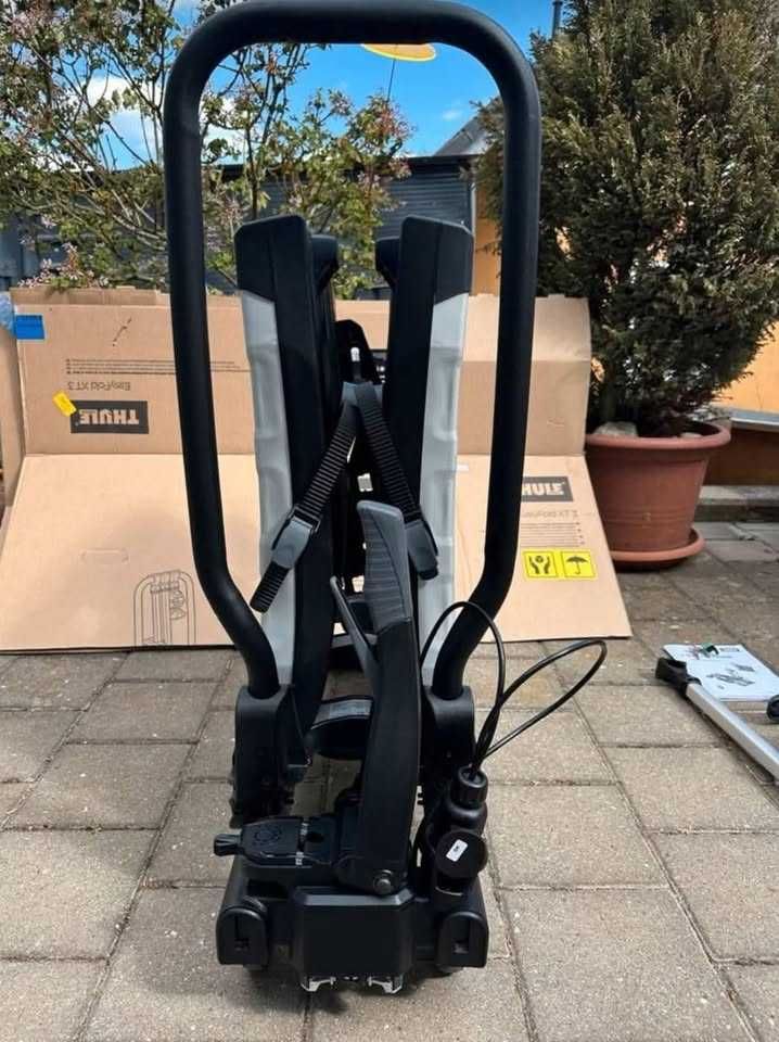 Thule EasyFold XT bagażnik rowerowy na hak holowniczy  na 3 rowery