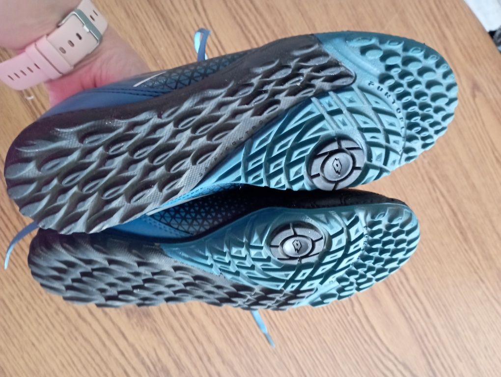 Buty piłkarskie Lotto żwirówki r. 38