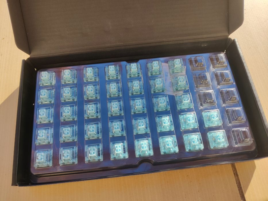 Akko Cream Blue V3 switche 82szt.