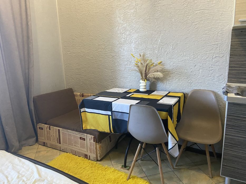 Мебель для спальни.двери ,стол обеденный,тумбочки