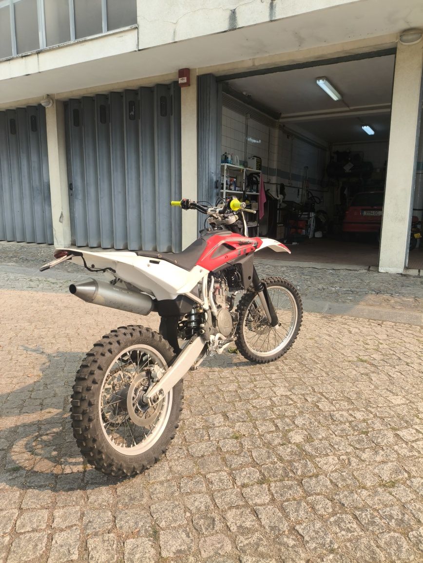 Husqvarna 250 impecável