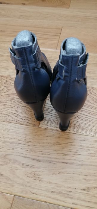 Buty skóra naturalna na koturnie