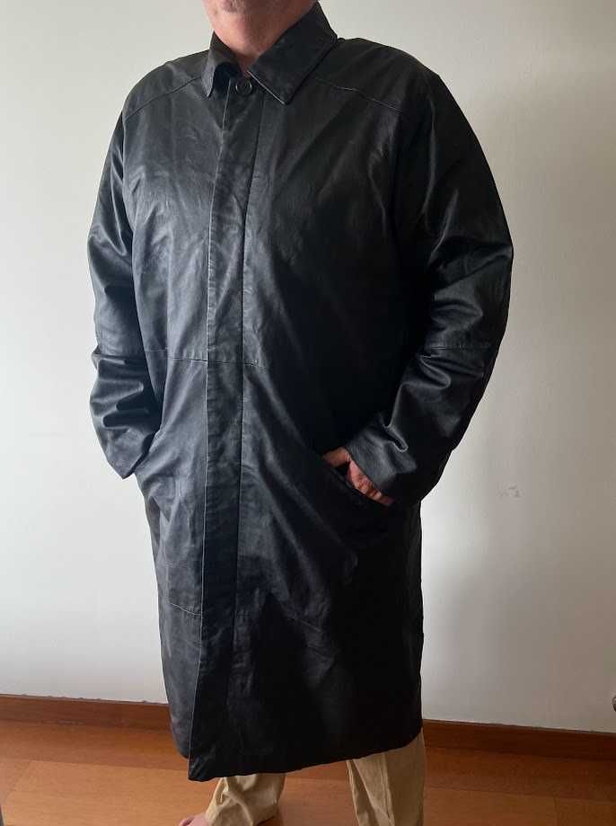 Sobretudo masculino, em pele genuína, tamanho 48. Como novo.