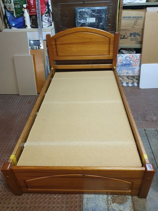 Cama de solteiro, em boas condições.