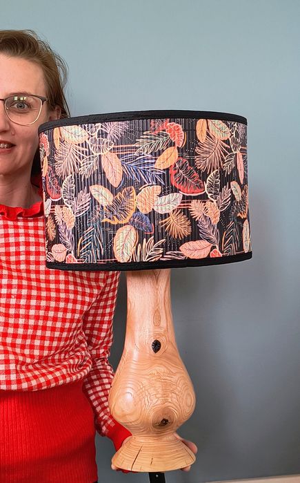 Lampa stołowa z drewna z abażurem z bambusa