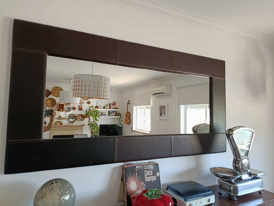 Espelho grande estofado em pele a imitar couro