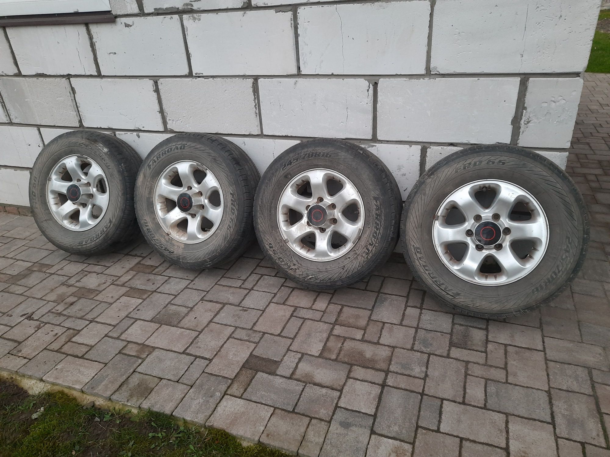 Продам комплект коліс 245/70r16 від опель фронтера...