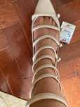 Sapatos com tiras e enfeite de botões tipo pérola 36