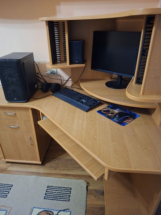 Комп'ютерний стіл