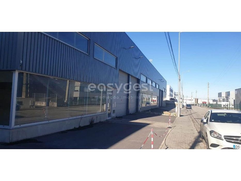 Espetacular Armazém situado na Zona Industrial da Palhaça
