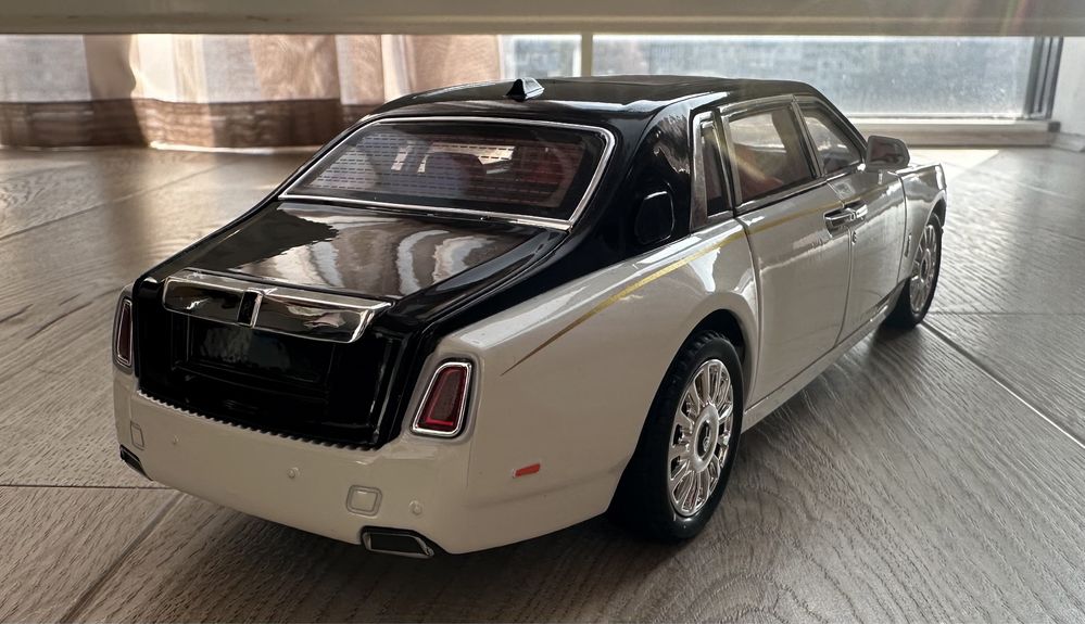 Моделька модель Rolls royce phantom 1:18 1/18