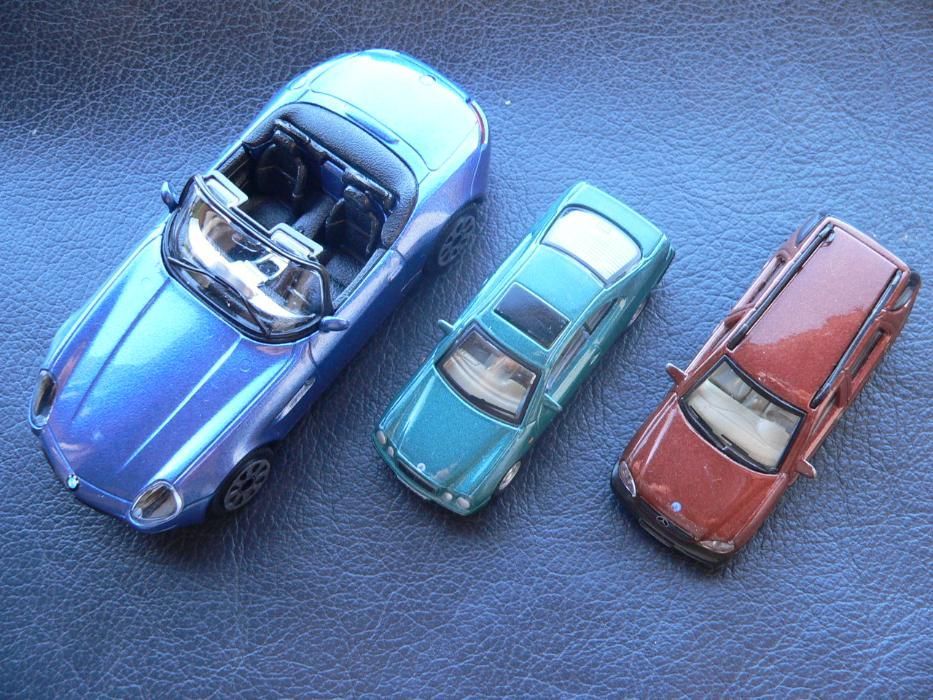 3 carrinhos em metal