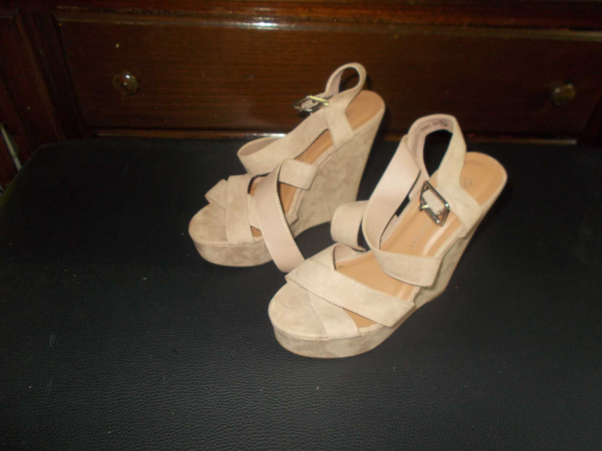 sapatos tipo sandalia pretos e bege