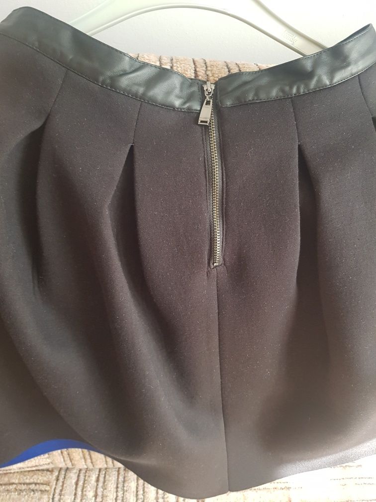 Rozkloszowana czarna spódnica