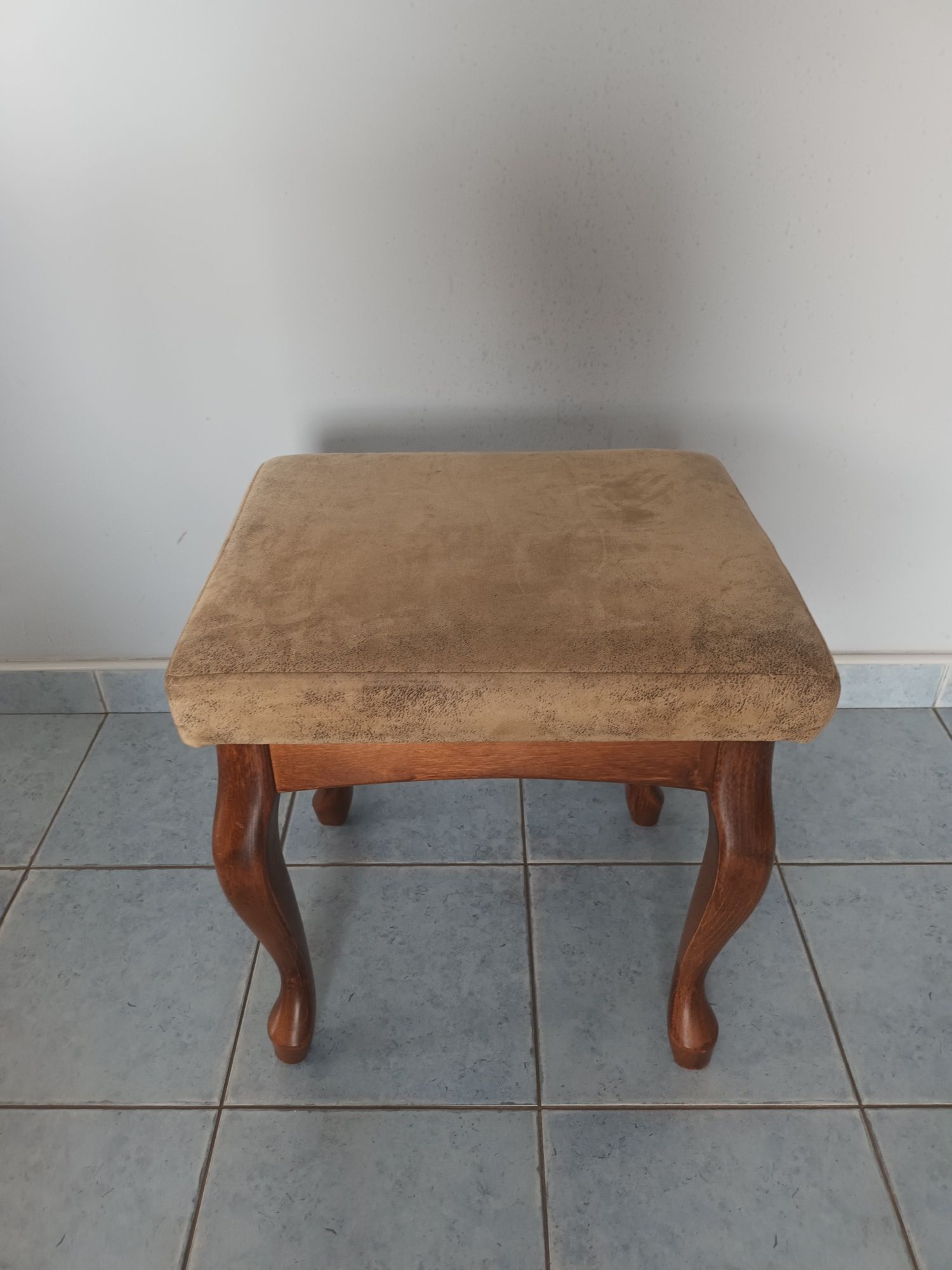 Meble do salonu wersalka dwa fotele i cztery taborety