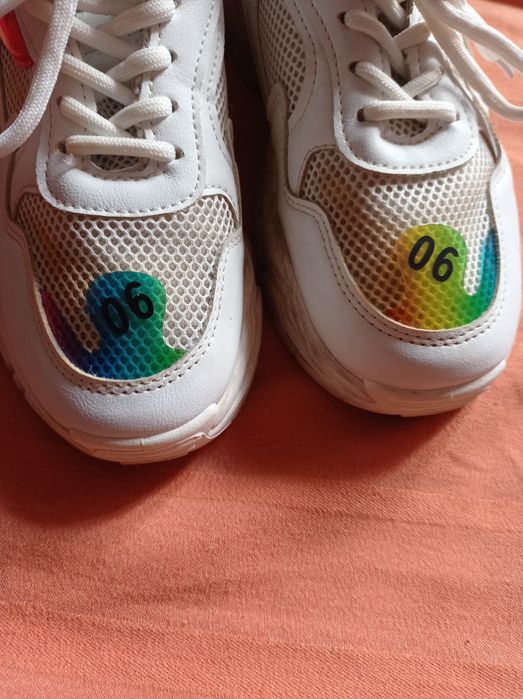 Продам жіночі кросівки 37 розмір