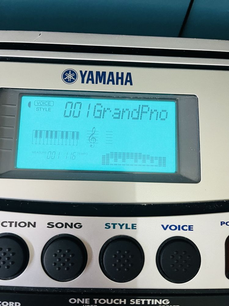 Órgão YAMAHA PSR-340 com suporte.