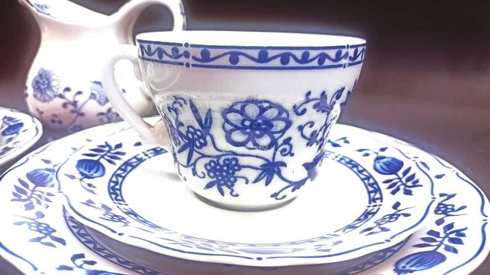 Filiżanki talerzyki cebulowy wzór porcelana Mirostowice Pruszków PRL