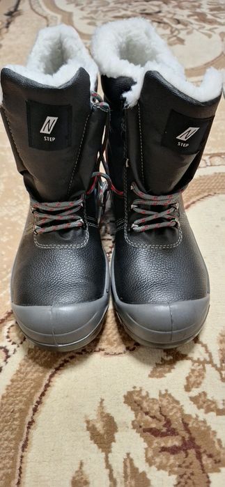 Продаю новые зимние  ботинки  спец обувь 43размер