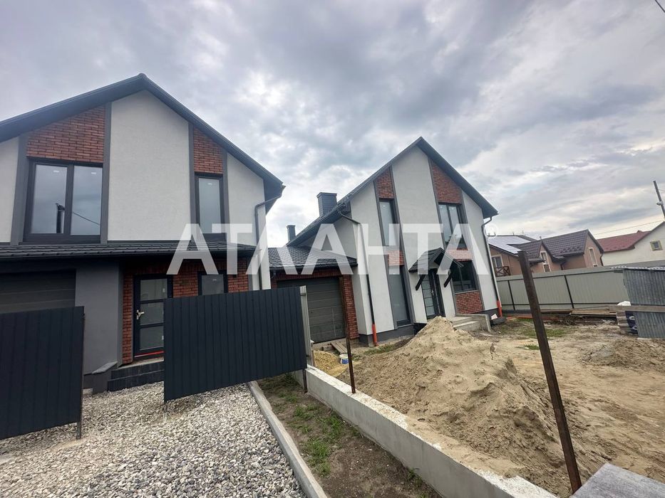 Таунхаус з гаражем, підвалом і місцем під авто на вул. Горіхівській