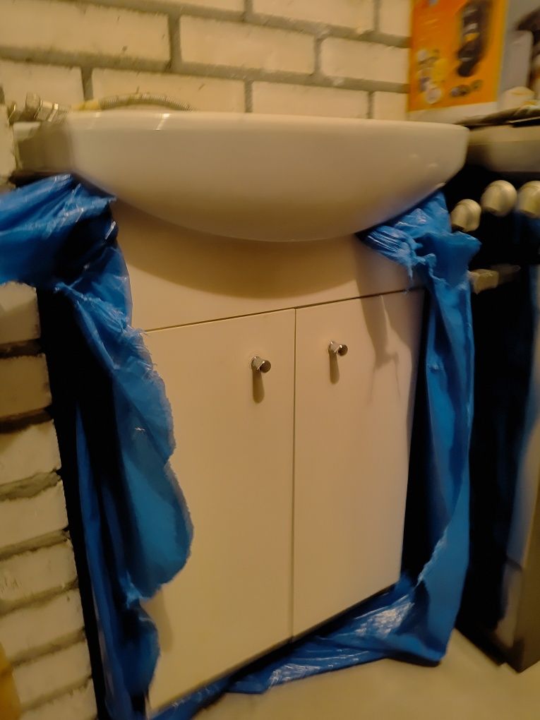 Szafka pod umywalkę wraz z umywalka i bateria