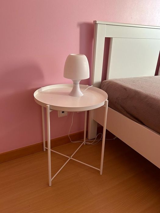 2 Mesas de cabeceira e 2 candeiros