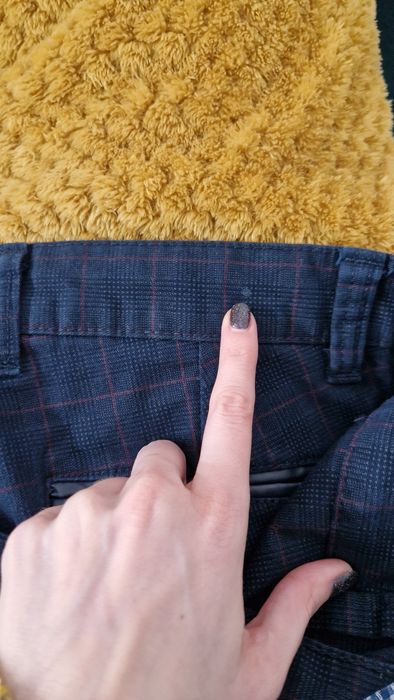 Spodnie męskie w kant granatowe z delikatną czerwoną kratką L32