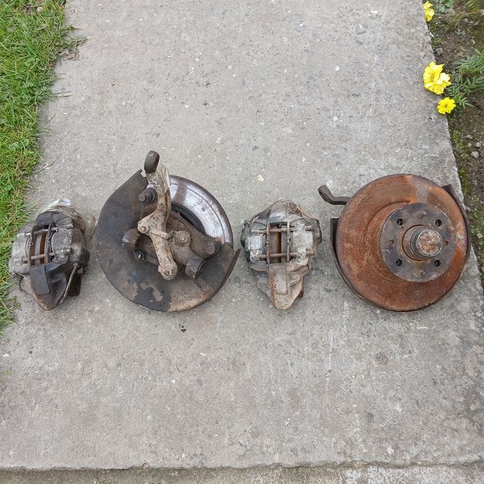 Продам 2 тормозних супорта і 2 тормозних диски з ступицями Ваз.