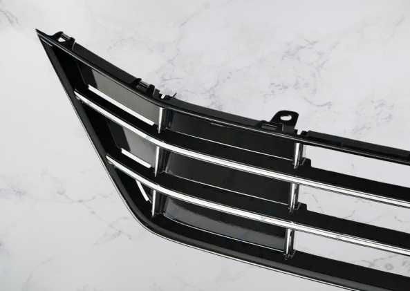 Передня решітка в бампер Volkswagen Passat B8 USA R-Line 561853671FFOD