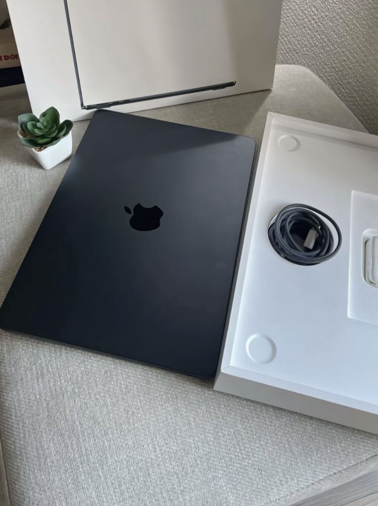 MacBook Air com Chip M2 – Como Novo