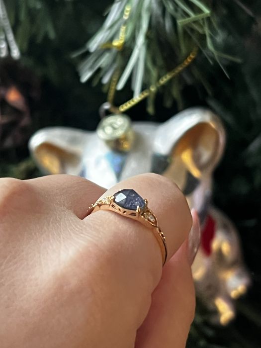 Pozłacany pierścionek ze srebra 925 z granatowym kamieniem labradoryt