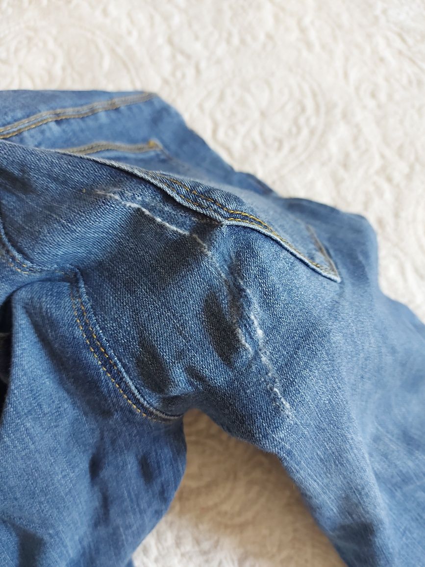 Jeansowy materiał, dżinsy dziurawe na materiał